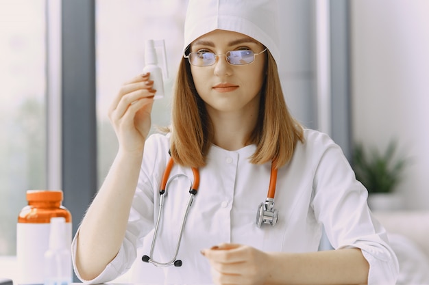 Médico da mulher com jaleco branco no hospital