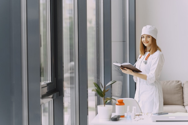 Foto grátis médico da mulher com jaleco branco no hospital