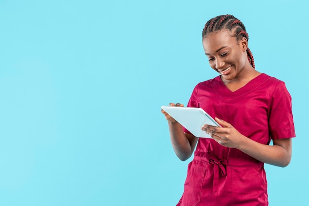 Médico da mulher usando um tablet digital