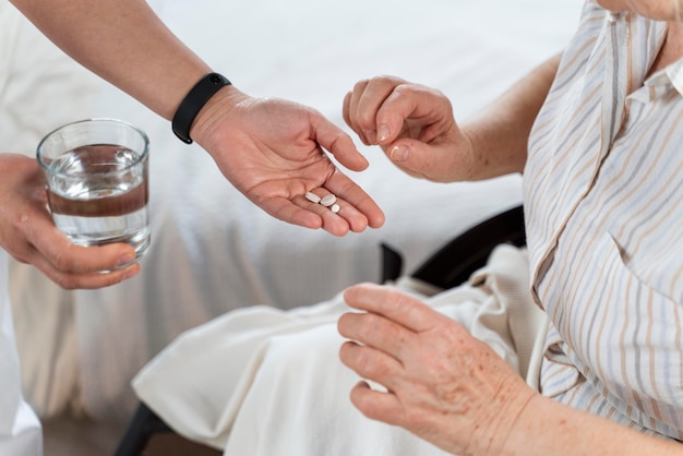 Médico dando comprimidos para seu paciente