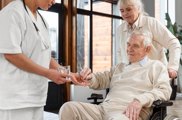 Médico dando comprimidos para seu paciente