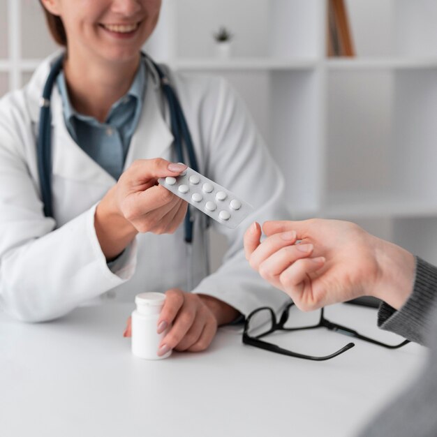 Médico dando receita médica aos pacientes