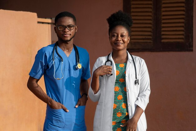 Médico de ajuda humanitária da África cuidando de paciente