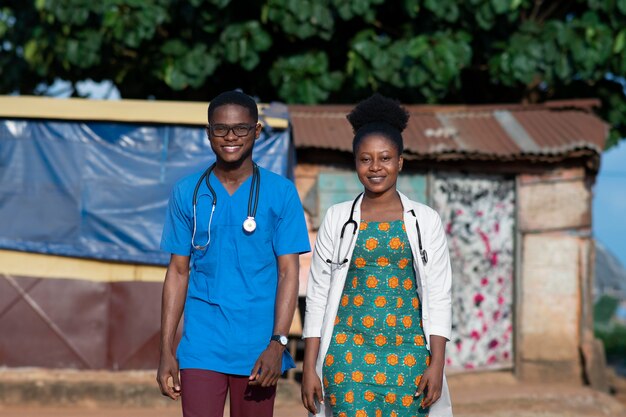 Médico de ajuda humanitária da África cuidando de paciente