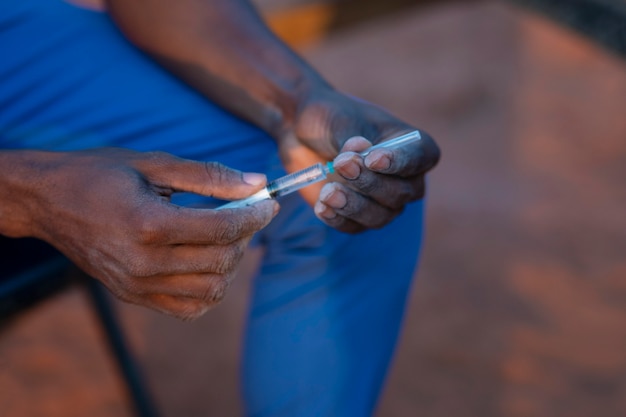 Médico de ajuda humanitária da África se preparando para o trabalho