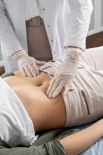 Médico de alto ângulo verificando paciente