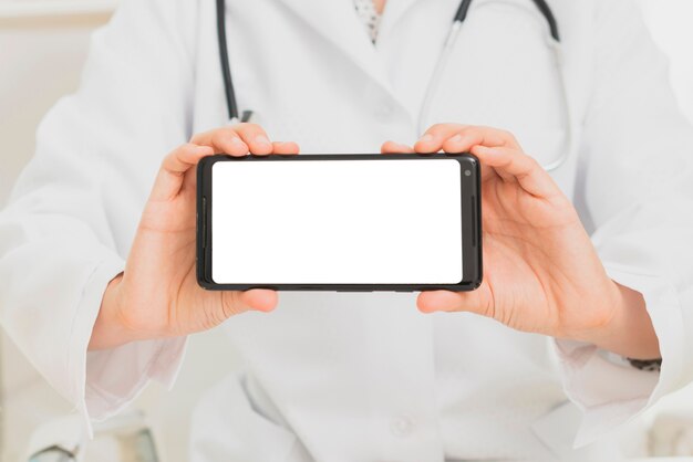 Médico de close-up, segurando o modelo de smartphone