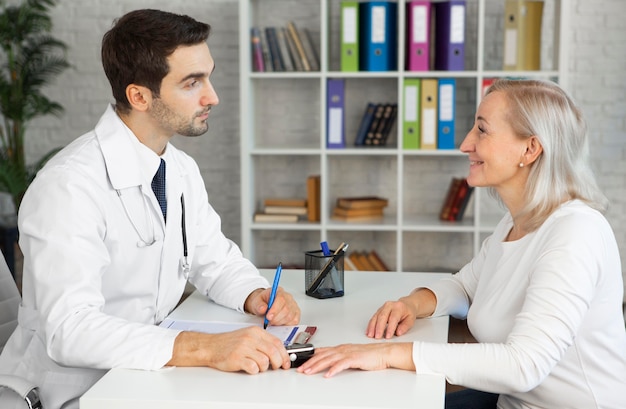 Foto grátis médico de dose média verificando os níveis de oxigênio