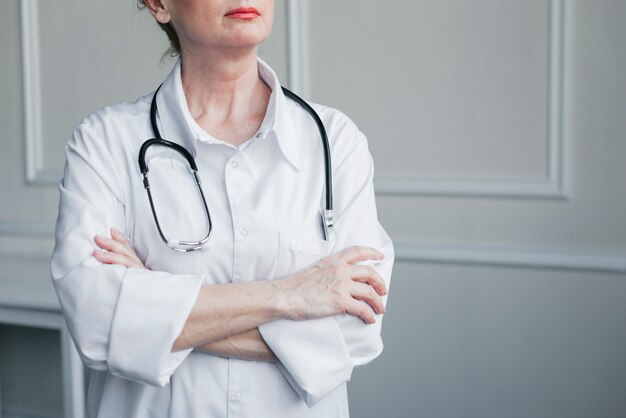 Médico de família em um consultório médico