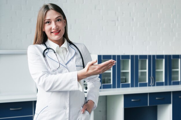 Médico de família em um consultório médico
