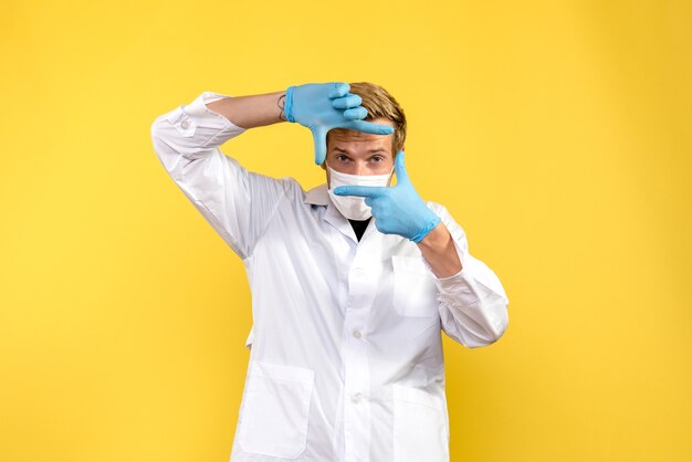 Médico de frente para a foto tirando foto com o vírus da pandemia de vírus da saúde de fundo amarelo