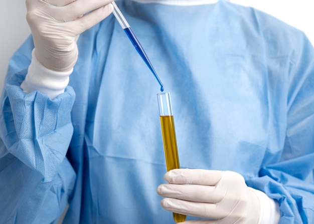 Médico de laboratório realizando exame médico de urina