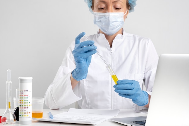 Médico de laboratório realizando exame médico de urina