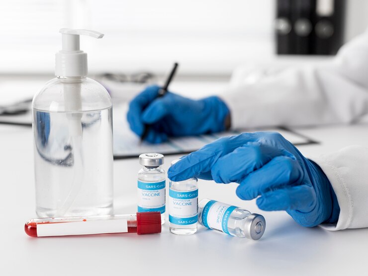 Foto grátis médico de perto contando vacinas invejosas