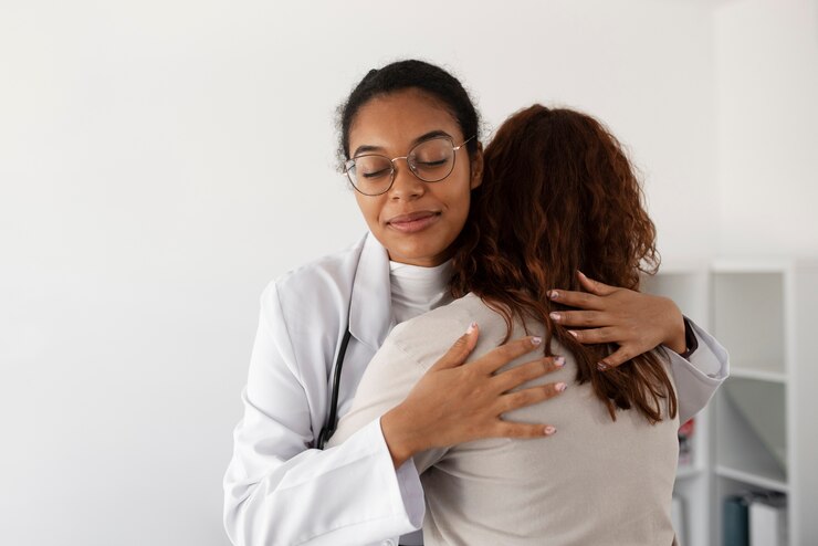 Foto grátis médico de tiro médio abraçando paciente
