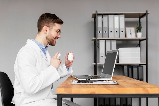 Médico de tiro médio apresentando medicamento