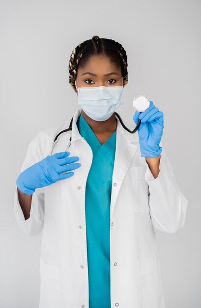 Médico de tiro médio com estetoscópio