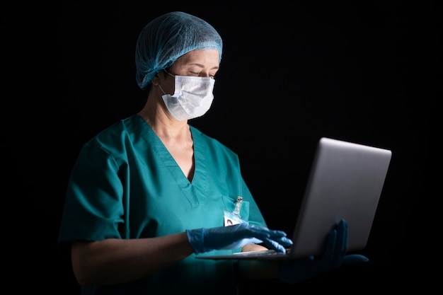 Médico de tiro médio com laptop
