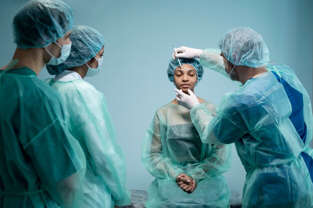 Médico de tiro médio falando sobre cirurgia