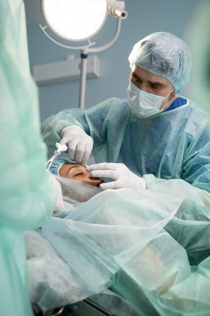 Médico de tiro médio na sala de cirurgia