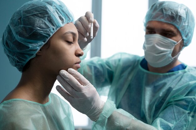 Médico de tiro médio olhando para o paciente