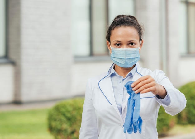 Médico de tiro médio segurando médico