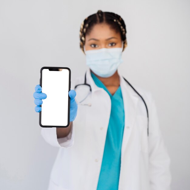 Médico de tiro médio segurando smartphone