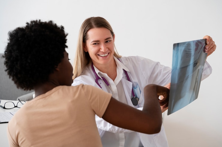 Foto grátis médico de tiro médio segurando uma radiografia