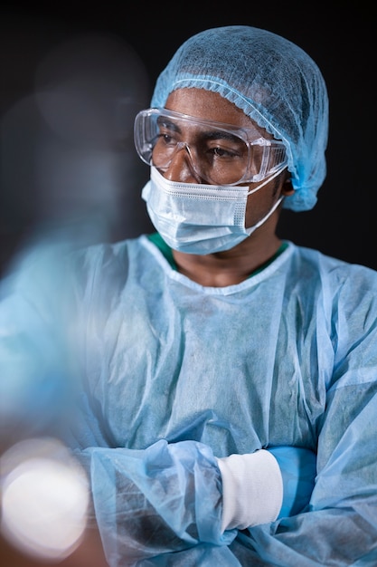 Foto grátis médico de tiro médio usando máscara e óculos de proteção