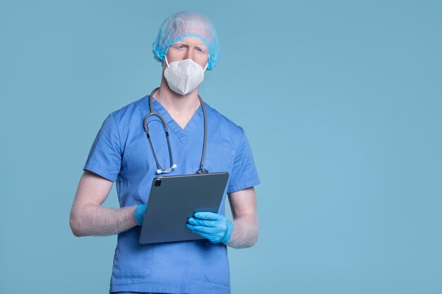 Médico de tiro médio usando máscara facial