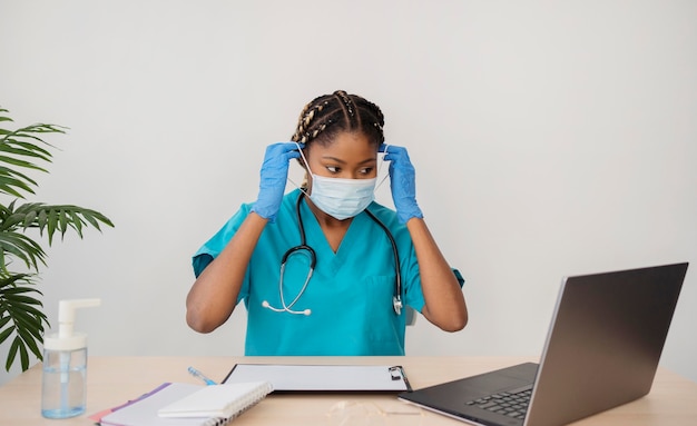 Médico de tiro médio usando máscara