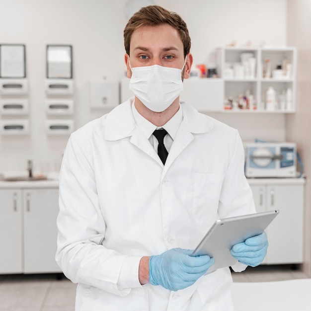 Médico de tiro médio usando máscara