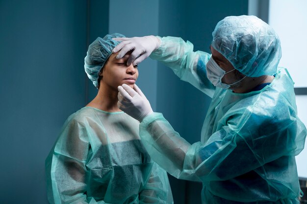 Médico de tiro médio verificando o paciente