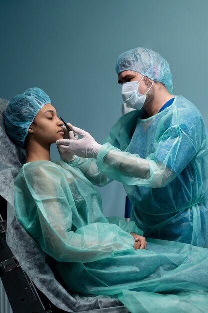 Médico de tiro médio verificando paciente jovem