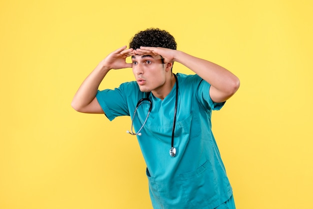 Foto grátis médico de visão frontal, o médico está olhando para longe