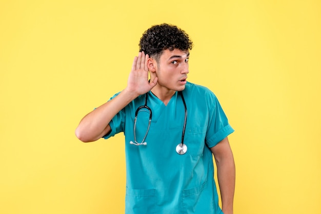 Foto grátis médico de visão frontal um médico ouve os problemas de seus pacientes