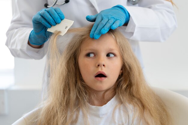 Médico de vista frontal ajudando criança