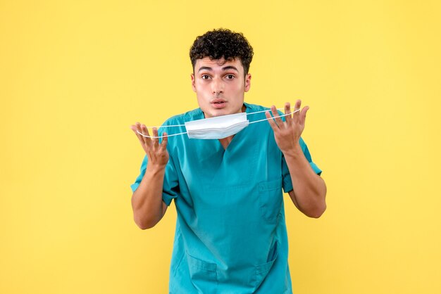 Médico de vista frontal o médico em uniforme azul de médico tirou a máscara