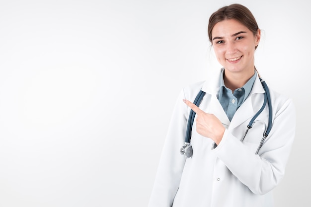 Médico de vista frontal sorrindo com espaço de cópia