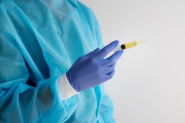 Foto grátis médico de vista lateral segurando a seringa