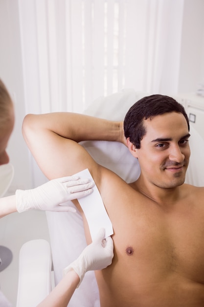 Foto grátis médico depilação masculino paciente pele