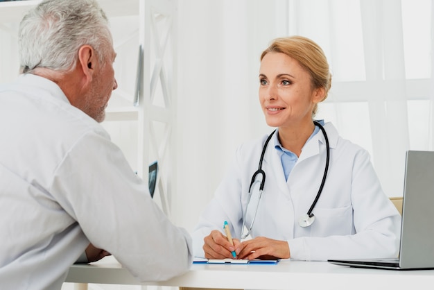 Médico discutindo com o paciente