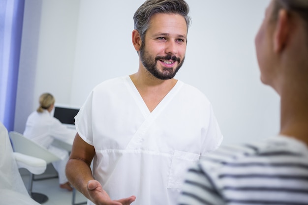 Médico discutindo com um paciente