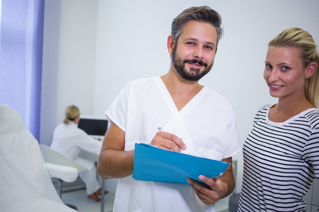 Médico discutindo relatórios com o paciente na clínica