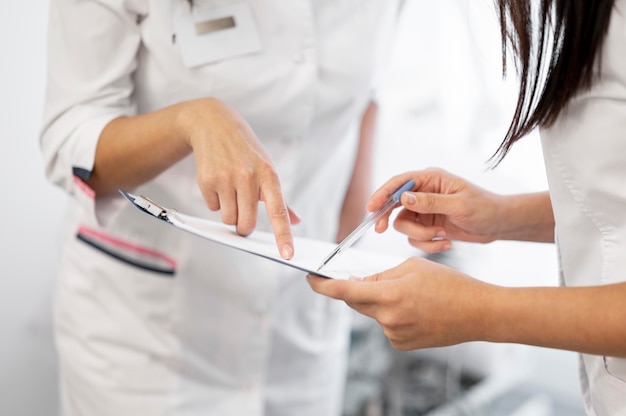 Médico e assistente verificando formulário médico