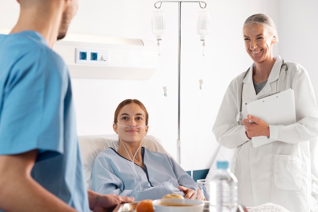 Foto grátis médico e enfermeira com paciente