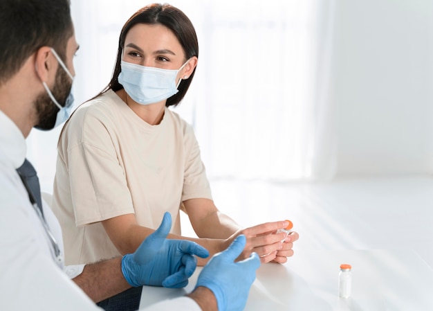 Médico e paciente conversando com espaço de cópia