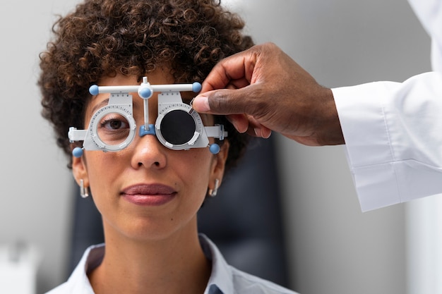 Médico e paciente no consultório do oftalmologista