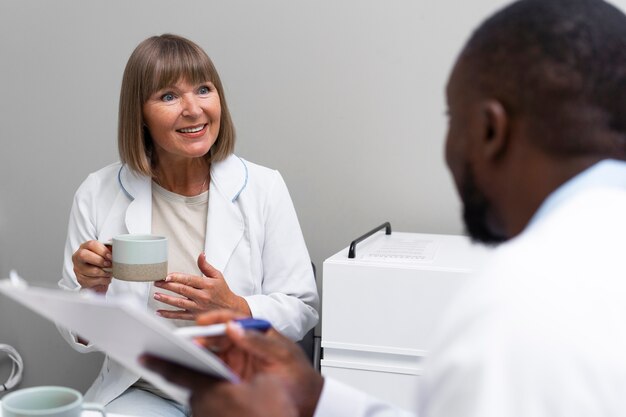 Médico e paciente no consultório do oftalmologista