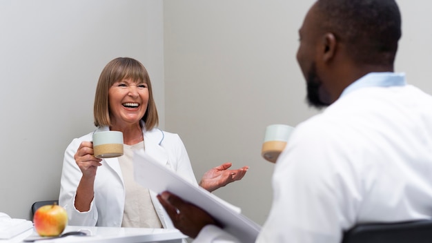 Médico e paciente no consultório do oftalmologista